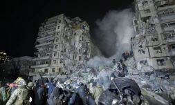 Ukraine: le bilan du bombardement de Dnipro grimpe Ă 36 morts, le Kremlin nie ĂȘtre responsable