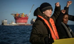 Deux militants de Greenpeace de plus sur un navire de Shell en pleine mer
