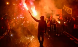 Marche aux flambeaux à Paris contre la réforme des retraites