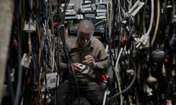 Au Kenya, deux innovateurs transforment les déchets électroniques en prothèse bionique