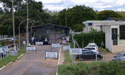 Brésil: devant la prison de Colmeia, les familles sans nouvelles des détenues