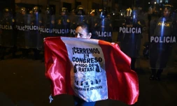 Pérou: le Parlement entretient le suspense, la mobilisation continue