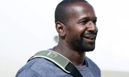 Le journaliste français Olivier Dubois à son arrivée à l'aéroport de Villacoublay, prÚs de Paris, le 21 mars 2023 ( POOL / YVES HERMAN )