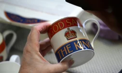 Le couronnement de Charles III, un nouvel élan pour la céramique anglaise en crise