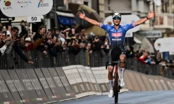 Mathieu van der Poel remporte Milan-Sanremo, 62 ans aprĂšs son grand-pĂšre Raymond Poulidor