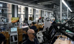 Pour donner vie à ses bijoux, Tiffany mise sur les artisans comme sur les ingénieurs