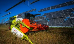 En Haute-Saône, une moissonneuse-batteuse sous un nuage photovoltaïque