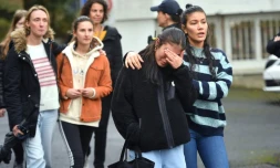 ElÚves et enseignants rendent hommage à la professeure tuée au Pays basque