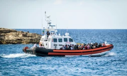 Des migrants embarquent sur un navire militaire italien à Lampedusa