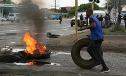Pas de courant et maintenant plus d'eau: les Sud-Africains craquent
