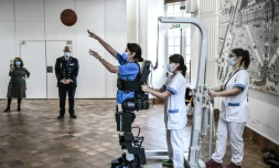 Aux Invalides, des militaires blessés peuvent remarcher à l'aide d'un exosquelette