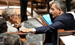 Le ministre de l'Intérieur Gérald Darmanin s'adresse à la Première ministre Elisabeth Borne lors d'une séance de questions à l'Assemblée nationale à Paris le 25 octobre 2022 ( AFP / Emmanuel DUNAND )