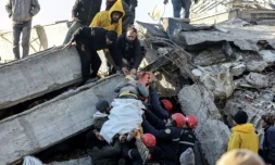 Des secouristes viennent en aide à un survivant sorti des décombres d'un bùtiment détruit de Kahramanmaras, en Turquie, le 7 février 2023 ( AFP / Adem ALTAN )