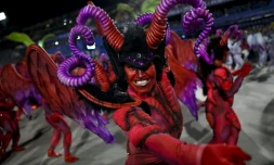 Au Carnaval de Rio, faste, fantaisie et émotions pour les premiers défilés