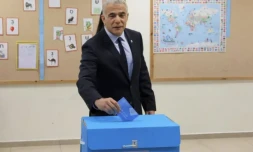 Le chef du Likoud Benjamin Netanyahu (à droite) et son épouse Sara ont voté dans un bureau de Jérusalem lors de la cinquième élection du pays en moins de quatre ans le 1er novembre 2022 ( AFP / RONALDO SCHEMIDT )