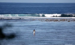 PĂŞcheur dans le lagon