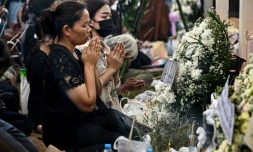 Tuerie en Thaïlande: au deuxième jour de rituels funéraires, les familles s'agenouillent lors d'une cérémonie