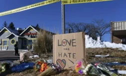 Des bouquets de fleurs et des pancartes forment un mémorial pour les victimes de la fusillade près du Club Q, boîte de nuit LGBT, le 20 novembre 2022 à Colorado Springs ( AFP / Jason Connolly )