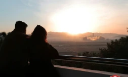 La Corée du Nord confirme le lancement d'un missile intercontinental, devant Kim et sa fille