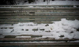 Sur des murs et des bancs: à Moscou, de silencieux appels à la paix