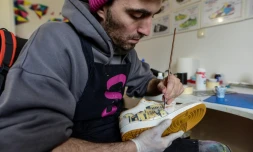 De Dua Lipa à Ronaldo, les baskets des stars customisées par un artiste de Skopje