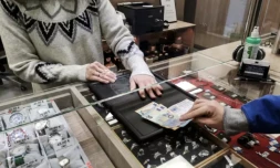 Des billets de banque sont Ă©changĂ©s dans une entreprise de prĂȘt sur gage Ă Duisbourg en Allemagne le 11 janvier 2023 ( AFP / Jean-Philippe LACOUR )