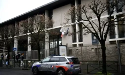 Un véhicule de police devant le lycée où un adolescent a été mortellement poignardé, le 16 janvier 2023 à Thiais, dans le Val-de-Marne ( AFP / Christophe ARCHAMBAULT )
