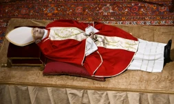 Le pape François préside les obsèques de son prédécesseur Benoît XVI