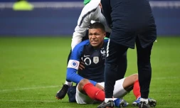 Le Français Kylian Mbappé blessé lors de la victoire 1-0 face à l'Uruguay en match amical au Stade de France le 20 novembre 2018