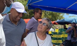 Pierrick Robert et Monique Rubin, présidente de la fédération nationale des marchés de France, au marché du Chaudron