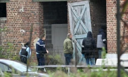 Emotion et interrogations après le meurtre d'un agent du fisc