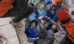 Séisme : plusieurs enfants sauvés cinq jours après, concession de Damas sur l'aide aux zones rebelles