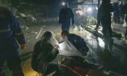 Séisme en Turquie et Syrie: plus de 3.800 morts, les secours dans le froid et la nuit
