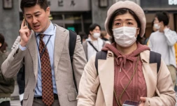 Covid: le Japon tombe le masque, Ă petits pas