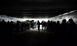 Des passants se mettent à l'abri dans un passage souterrain pendant des frappes de missiles sur Kiev, le 31 décembre 2022 ( AFP / SERGEI CHUZAVKOV )