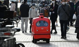 Japon: feu vert imminent pour des robots livreurs "aimables"