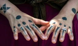 Autrefois banni, le tatouage d'Okinawa redécouvert par les jeunes générations