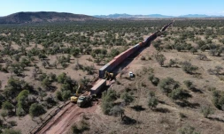 En Arizona, le mur de conteneurs à la frontiÚre avec le Mexique en cours de démantÚlement