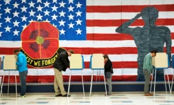 Entre défiance et gravité, les Américains se rendent aux urnes