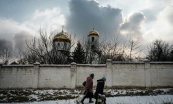 L'offensive russe dans l'est de l'Ukraine se déroule "avec succÚs", selon Moscou