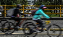 Le vélo trace sa route dans l'enfer de la circulation de Bogota