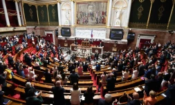 La Première ministre Elisabeth Borne applaudie durant une séance de questions au gouvernement à l'Assemblée nationale à Paris