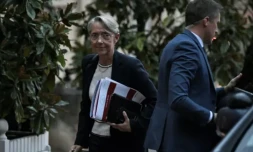 Le Première ministre française Elisabeth Borne arrive à l'hôtel Matignon pour participer à une réunion avec les groupes parlementaires et discuter de la réforme des retraites, à Paris, le 14 octobre 2022 ( AFP / STEPHANE DE SAKUTIN )