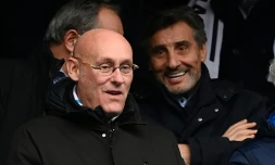 Le président de la FFR Bernard Laporte (G) et l'homme d'affaires Mohed Altrad (D) assistent au match entre la France et L'Italie au Stade de France