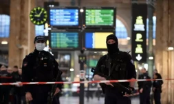 Intervention de la police gare du Nord Ă Paris, oĂč six personnes ont Ă©tĂ© blessĂ©es lĂ©gĂšrement par un homme qui a Ă©tĂ© interpellĂ©, le 11 janvier 2023 ( AFP / JULIEN DE ROSA )
