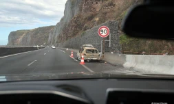 Voiture brulée route du littoral