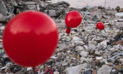 Turquie: à Antakya, des ballons rouges pour les enfants victimes du séisme