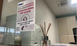 Cabinet de médecin avec le panneau de revendication pour les médecins libéraux