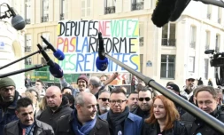 Les principaux leaders syndicaux opposés à la réforme des retraites répondent à la presse, au cours d'un rassemblement devant l'Assemblée nationale, à Paris, avant l'épilogue parlementaire, le 16 mars 2023 ( AFP / Alain JOCARD )