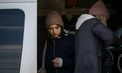 Une femme ayant réussi à sortir d'une zone tenue par les forces russes arrive à un centre humanitaire de Zaporijjia (centre de l'Ukraine), le 7 novembre 2022 ( AFP / ANATOLII STEPANOV )